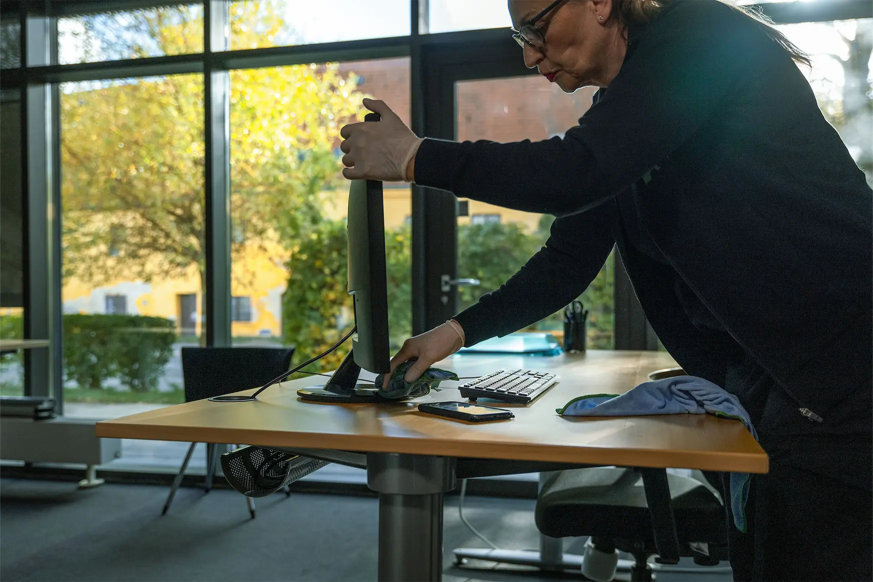 Medarbejder fra Agerholm Service Partner rengør arbejdsstation