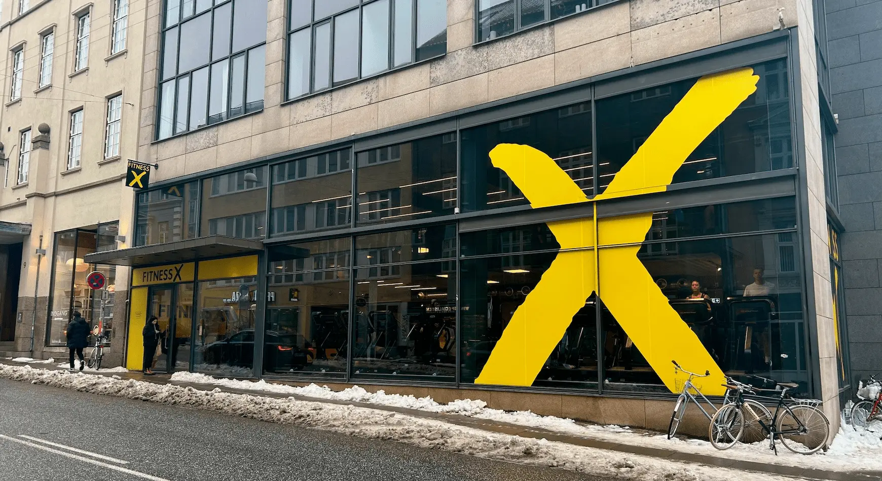 Fitness X-facade med gul folie og skiltning
