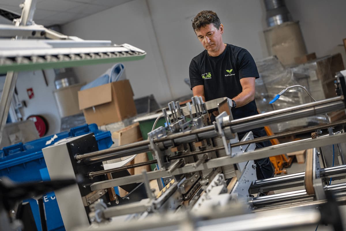 Medarbejder betjener en produktionsmaskine hos KLS PurePrint