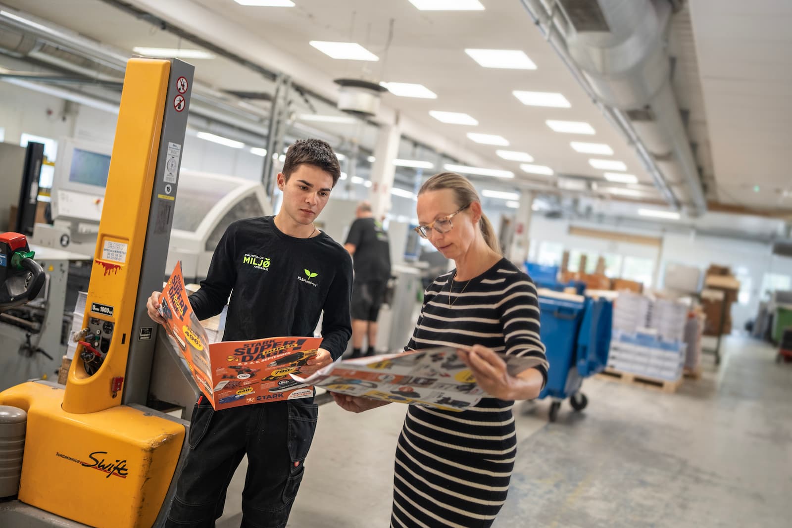 Medarbejdere hos Bording gennemgår tryksager i produktionen
