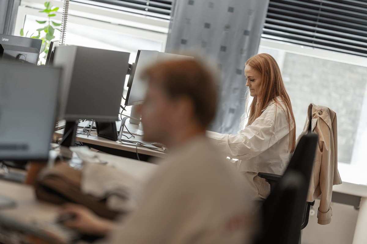 digitalt-arbejde-kontor-bording-danmark.jpg Medarbejdere hos Bording Danmark arbejder ved computere