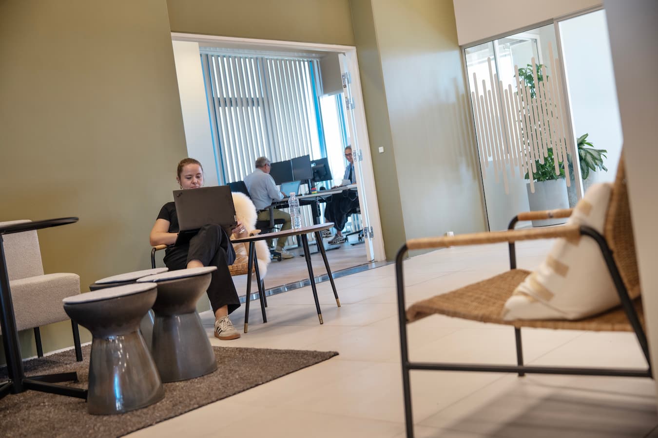 Medarbejdere hos Bording Danmark i kontor- og loungemiljø