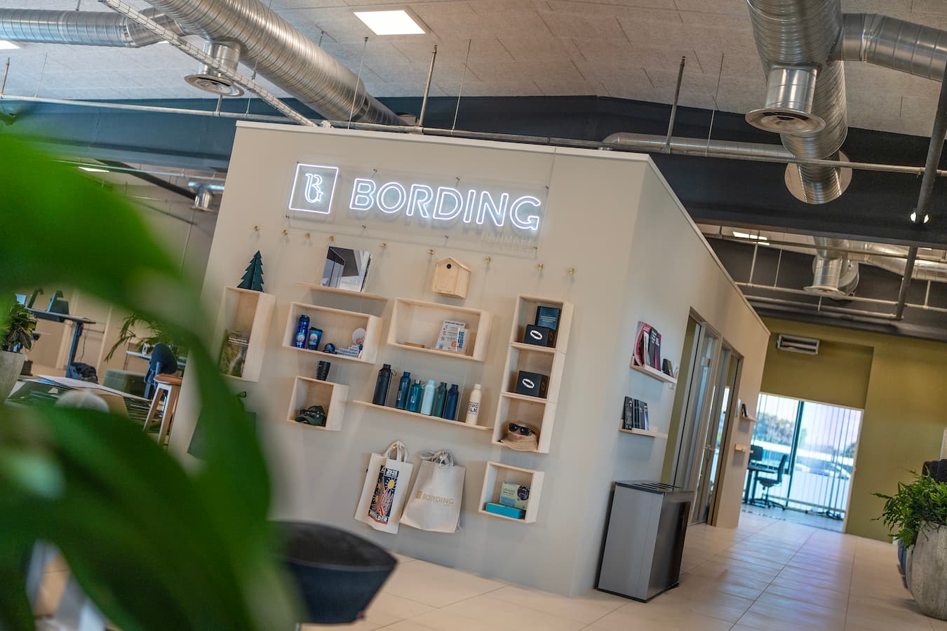 Bording-showroom med merchandise, reklamegaver og lysskilt