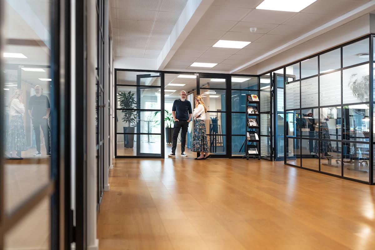Medarbejdere hos Bording Danmark i dialog i kontormiljø