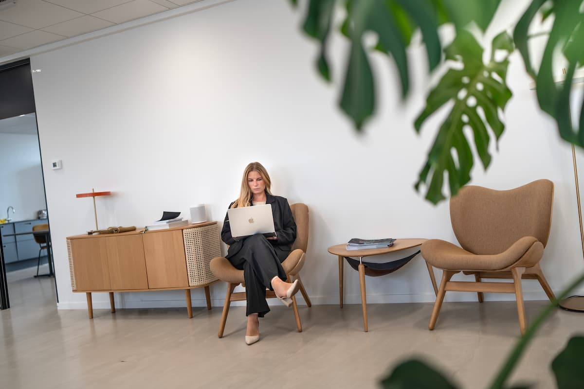 Medarbejder hos Bording Danmark arbejder på laptop i kontormiljø